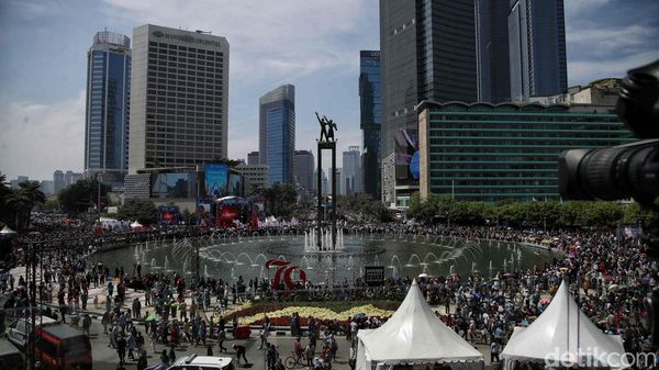 Bundaran HI Makin Ramai Jelang Kedatangan Prabowo-Gibran