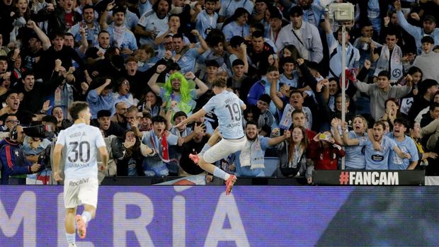 Soccer Football - LaLiga - Celta Vigo v Real Madrid - Estadio de Balaidos, Vigo, Spain - October 19, 2024 Celta Vigo's Williot Swedberg celebrates scoring their first goal with fans REUTERS/Miguel Vidal