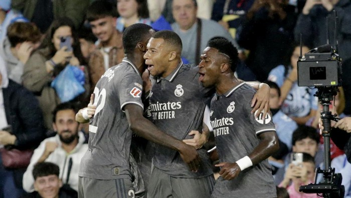Soccer Football - LaLiga - Celta Vigo v Real Madrid - Estadio de Balaidos, Vigo, Spain - October 19, 2024 Real Madrids Kylian Mbappe celebrates scoring their first goal with Fran Garcia, Antonio Rudiger and Vinicius Junior REUTERS/Miguel Vidal