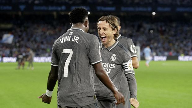 Soccer Football - LaLiga - Celta Vigo v Real Madrid - Estadio de Balaidos, Vigo, Spain - October 19, 2024 Real Madrid's Vinicius Junior celebrates scoring their second goal with Real Madrid's Luka Modric REUTERS/Miguel Vidal