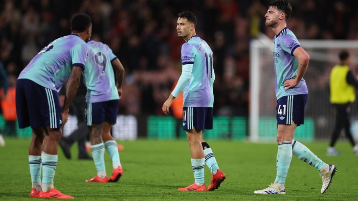 BOURNEMOUTH, ENGLAND - OCTOBER 19: Gabriel Martinelli, Declan Rice of Arsenal and teammates react following a loss in the Premier League match between AFC Bournemouth and Arsenal FC at Vitality Stadium on October 19, 2024 in Bournemouth, England. (Photo by Michael Steele/Getty Images)