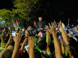 Kepulangan Jokowi ke Solo Disambut Warga hingga Driver Gojek Kepulangan Jokowi ke Solo Disambut Warga hingga Driver Gojek