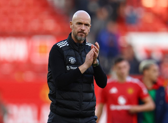 Soccer Football - Premier League - Manchester United v Brentford - Old Trafford, Manchester, Britain - October 19, 2024 Manchester United manager Erik ten Hag applauds fans after the match REUTERS/Molly Darlington EDITORIAL USE ONLY. NO USE WITH UNAUTHORIZED AUDIO, VIDEO, DATA, FIXTURE LISTS, CLUB/LEAGUE LOGOS OR LIVE SERVICES. ONLINE IN-MATCH USE LIMITED TO 120 IMAGES, NO VIDEO EMULATION. NO USE IN BETTING, GAMES OR SINGLE CLUB/LEAGUE/PLAYER PUBLICATIONS. PLEASE CONTACT YOUR ACCOUNT REPRESENTATIVE FOR FURTHER DETAILS..
