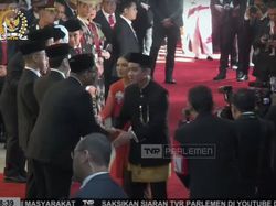 Pakai Beskap Betawi, Gibran Tiba di Gedung MPR untuk Dilantik Jadi Wapres