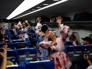 Horor! Saat Para Zombie Membajak Kereta Cepat Jepang Shinkansen Horor! Saat Para Zombie Membajak Kereta Cepat Jepang Shinkansen