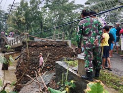 Hujan Deras Bikin Jembatan di Trenggalek Putus-3 Rumah Terdampak Longsor