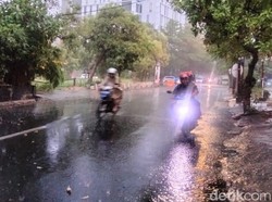 Awas! Gelombang Rossby Picu Hujan Petir di Jatim