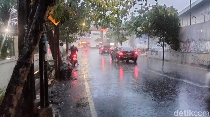 hujan di surabaya simpulan weekend