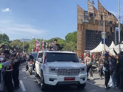 Jokowi Sapa Warga dari Mobil MV3 Garuda Saat Tinggalkan Istana