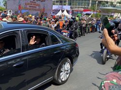 Jokowi Sapa Warga di Perjalanan Menuju Pelantikan Prabowo-Gibran
