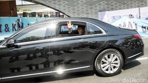Jokowi Sapa Warga Saat Lintasi Jalan MH Thamrin
