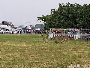 Jokowi dan Iriana Tiba di Bandara Adi Soemarmo Solo Jokowi dan Iriana Tiba di Bandara Adi Soemarmo Solo