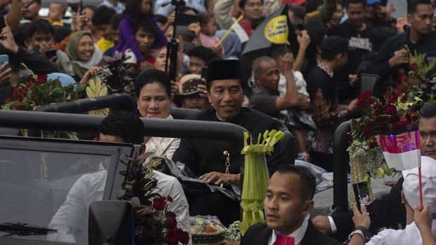 Presiden ketujuh RI Joko Widodo menyapa warga saat melintas di jalan Colomadu, Karanganyar, Jawa Tengah, Minggu (20/10/2024). Joko Widodo resmi purna tugas dari Presiden Indonesia dan kembali pulang ke Solo. ANTARA FOTO/Aloysius Jarot Nugroho