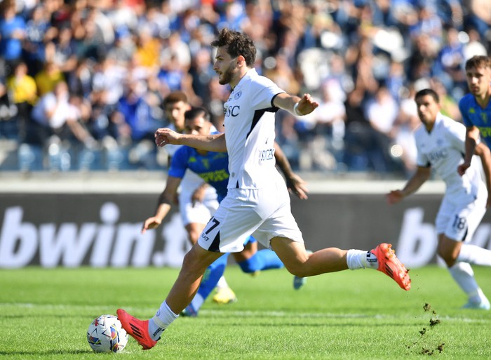 Soccer Football - Serie A - Empoli v Napoli - Stadio Carlo Castellani, Empoli, Italy - October 20, 2024 Napolis Khvicha Kvaratskhelia scores their first goal from the penalty spot REUTERS/Jennifer Lorenzini