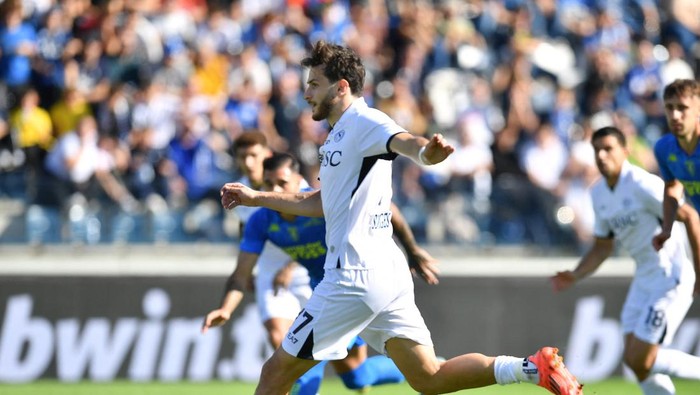 Soccer Football - Serie A - Empoli v Napoli - Stadio Carlo Castellani, Empoli, Italy - October 20, 2024 Napolis Khvicha Kvaratskhelia scores their first goal from the penalty spot REUTERS/Jennifer Lorenzini