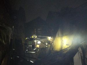 3 Kios Kosong di Tambora Jakbar Terbakar, Diduga Akibat Korsleting Listrik 3 Kios Kosong di Tambora Jakbar Terbakar, Diduga Akibat Korsleting Listrik