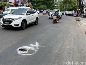 Awas! Ada Lubang di Jalan Suniaraja Awas! Ada Lubang di Jalan Suniaraja