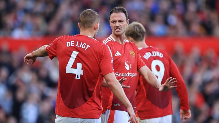manchester united vs brentford mu vs brentford liga inggris premier league jonny evans matthijs de ligt MANCHESTER, ENGLAND - OCTOBER 19: Jonny Evans of Manchester United (C) talks to Matthijs de Ligt of Manchester United during the Premier League match between Manchester United FC and Brentford FC at Old Trafford on October 19, 2024 in Manchester, England. (Photo by Simon Stacpoole/Offside/Offside via Getty Images)