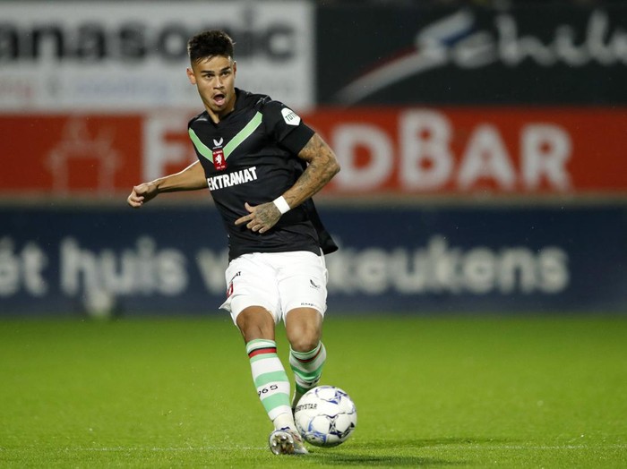 WAALWIJK - Mees Hilgers of FC Twente during the Dutch Eredivisie match between RKC Waalwijk and FC Twente at Mandemakers Stadium on Oct. 19, 2024 in Waalwijk, Netherlands. ANP BART STOUTJESDIJK (Photo by ANP via Getty Images)