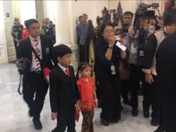 Momen Gibran Ajak Jan Ethes-La Lembah Antar Maruf Tinggalkan Istana Wapres