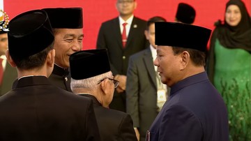 Momen Jokowi Ngobrol Bareng Prabowo dan Ma'ruf Amin Sebelum Foto di MPR