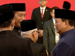 Momen Jokowi Ngobrol Bareng Prabowo dan Maruf Amin Sebelum Foto di MPR Momen Jokowi Ngobrol Bareng Prabowo dan Maruf Amin Sebelum Foto di MPR