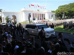 Video: Prabowo Antar Jokowi Naik Maung ke Halim untuk Pulkam ke Solo
