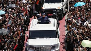 Naik Maung Garuda, Presiden Prabowo Sapa Warga di Bundaran HI