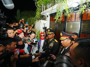 Panglima TNI dan Kapolri Diperintah Presiden Prabowo Antar Jokowi Sampai Solo Panglima TNI dan Kapolri Diperintah Presiden Prabowo Antar Jokowi Sampai Solo
