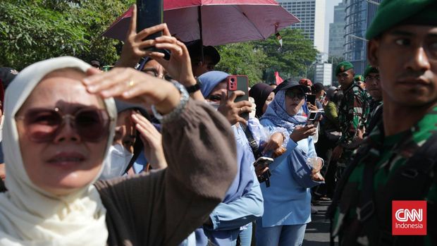 Suasana masyarakat saat pelantikan Prabowo Subianto dan Gibran Rakabuming sebagai Presiden dan Wakil Presiden Republik Indonesia 2024-2029. (CNN Indonesia/Safir Makki)