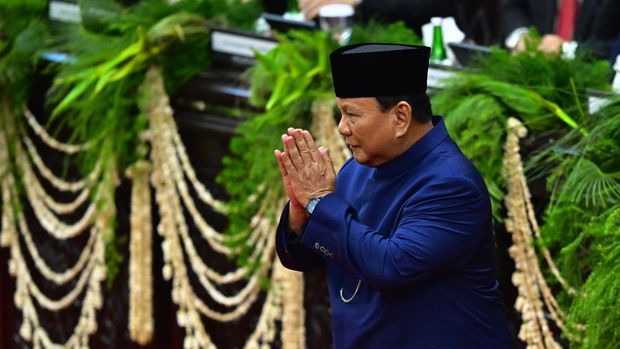 Presiden Prabowo Subianto memberi salam usai dilantik pada sidang paripurna MPR di Gedung Nusantara, Kompleks Parlemen, Senayan, Jakarta, Minggu (20/10/2024). Prabowo Subianto dan Gibran Rakabuming Raka dilantik sebagai Presiden dan Wakil Presiden Republik Indonesia masa bakti 2024-2029. ANTARA FOTO/Rivan Awal Lingga