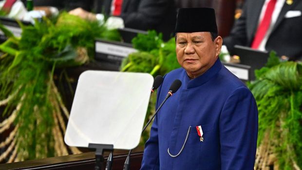 Presiden Prabowo Subianto menyampaikan pidato usai dilantik pada sidang paripurna MPR di Gedung Nusantara, Kompleks Parlemen, Senayan, Jakarta, Minggu (20/10/2024). Prabowo Subianto dan Gibran Rakabuming Raka dilantik sebagai Presiden dan Wakil Presiden Republik Indonesia masa bakti 2024-2029. ANTARA FOTO/Rivan Awal Lingga
