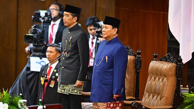 Presiden Joko Widodo (kiri) dan Presiden terpilih Prabowo Subianto (kanan) mengikuti pelantikan presiden dan wakil presiden periode 2024-2029 di Gedung Nusantara, Kompleks Parlemen, Senayan, Jakarta, Minggu (20/10/2024). Prabowo Subianto dan Gibran Rakabuming Raka akan mengikuti sidang paripurna MPR pengucapan sumpah sebagai Presiden dan Wakil Presiden Republik Indonesia masa bakti 2024-2029. ANTARA FOTO/Rivan Awal Lingga
