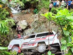 Minibus Rombongan Warga Trenggalek Masuk Jurang gegara Rem Blong, 5 Luka