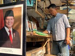 Pedagang Pigura Raup Berkah dari Pelantikan Prabowo-Gibran