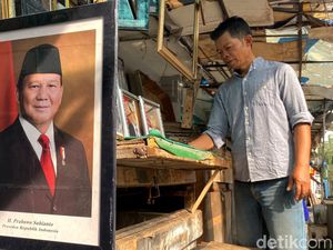 Pedagang Pigura Raup Berkah dari Pelantikan Prabowo-Gibran