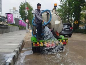 Upaya Pemkot Kurangi Debu yang Mengganggu Dampak Proyek Jalan di Surabaya Upaya Pemkot Kurangi Debu yang Mengganggu Dampak Proyek Jalan di Surabaya