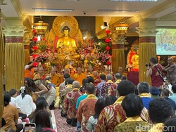 Ribuan Umat Buddha secara Khidmat Melaksanakan Perayaan Kathina