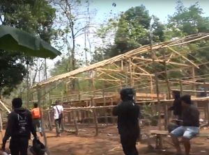 Video: Momen Polisi Gerebek Lokasi Sabung Ayam Viral di Maros