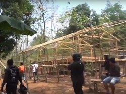 Video: Momen Polisi Gerebek Lokasi Sabung Ayam Viral di Maros