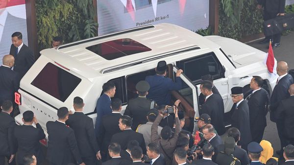 Potret Prabowo Naik Maung Tinggalkan Kompleks Parlemen
