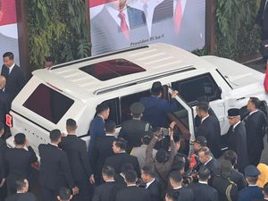 Potret Prabowo Naik Maung Tinggalkan Kompleks Parlemen