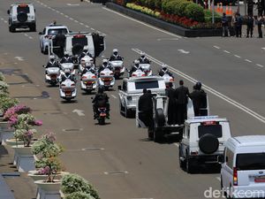 Mobil Presiden Identik Warna Hitam, tapi Prabowo Pilih Mobil Putih Mobil Presiden Identik Warna Hitam, tapi Prabowo Pilih Mobil Putih