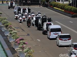 Iring-iringan Mobil Presiden Prabowo Subianto Curi Perhatian: Serba Putih Iring-iringan Mobil Presiden Prabowo Subianto Curi Perhatian: Serba Putih