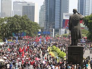 Potret Warga Padati Kawasan Sudirman Saat Pelantikan Prabowo-Gibran Potret Warga Padati Kawasan Sudirman Saat Pelantikan Prabowo-Gibran