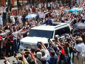 Usai Dilantik, Prabowo-Gibran Disambut Meriah Warga di Kawasan Benhil