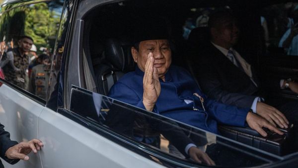 Momen Prabowo Meluncur ke Gedung Parlemen, Diiringi Warga