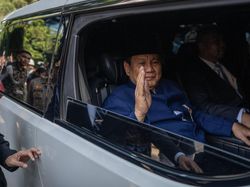 Momen Prabowo Meluncur ke Gedung Parlemen, Diiringi Warga