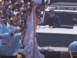 Lautan Manusia Sambut Presiden Prabowo di Bundaran HI