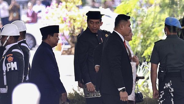 Jokowi Tiba di Gedung Parlemen, Disambut Prabowo